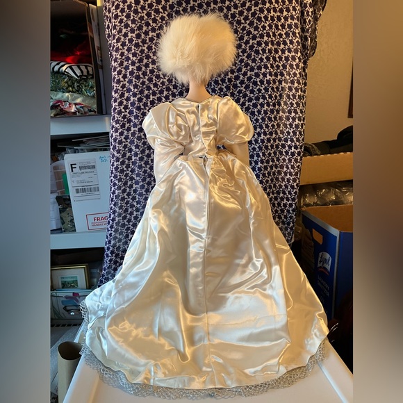 Vintage 90’s Franklin Mint Snow Queen masquerade 1988 collected porcelain doll - Picture 16 of 16